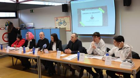 Desde la izquierda; Haizea Satóstegui Balda (alumna de Cambiamos de Marcha), Nuria Iso (Nautilus Digital Experiences), José Javier Boulandier (director del Servicio de Tráfico de la Dirección General de Interior), Amaya Echeverría (presidenta de APANA), José Ángel Andrés (presidente de la Fundación Caja Navarra), Daniel Rodríguez Herrero y Aimar Aguirre Delgado (alumnos de Cambiamos de Marcha)