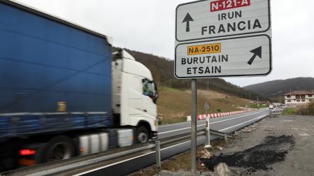 Un camión se aproxima al acceso a Burutáin, donde se ejecuta la obra de la variante.