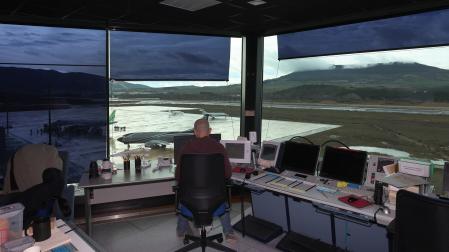 José Alberto Pera Gayo lleva dos años trabajando como controlador aéreo en la torre del aeropuerto de Noáin