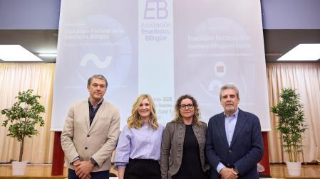 Desde la izquierda, Héctor Fernández (director del IES Basoko), Mª Paz Azparren (investigadora de la UPNA), Lola López (investigadora de la Universidad Rey Juan Carlos) y Xabier Gisbert (presidente de la Asociación de Enseñanza Bilingüe)