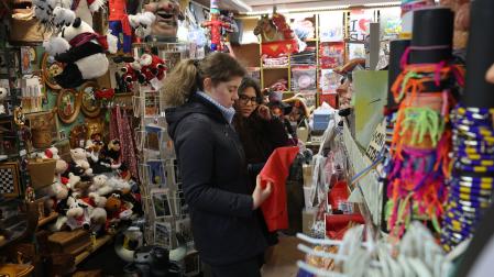 Dos mujeres observan un pañuelico a la venta en Souvenirs Echeve, en la calle Mercaderes