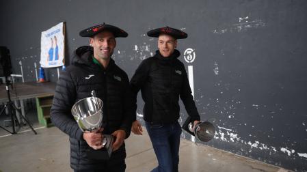 Laso y Albisu, esta tarde en el frontón Zelai del Ataun con las txapelas y los trofeos de campeones.