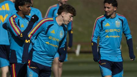 Víctor Muñoz, junto a Lamine Yamal y Yeremy Pino en el entrenamiento de este lunes.