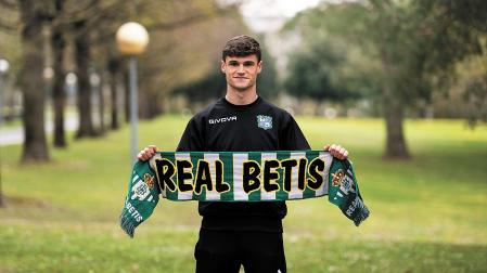 Ekaitz Mutuberria, extremo del Beti Kozkor, con la bufanda del Real Betis en el campus de la Universidad Pública de Navarra
