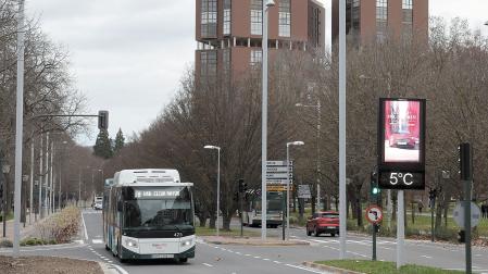 La línea 18, una de las afectadas por cambios, a su paso por la avenida del Ejército de Pamplona