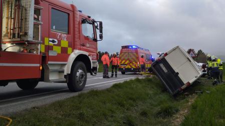 Vehículo accidentado tras salirse de la vía en Lizoain-Arriasgoiti