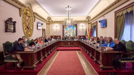 La corporación municipal, en los momentos previos del inicio del pleno extraordinario celebrado ayer