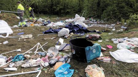 Basura acumulada en el soto de Las Norias de Tudela tras la fiesta del Día del Ángel del pasado año 2025