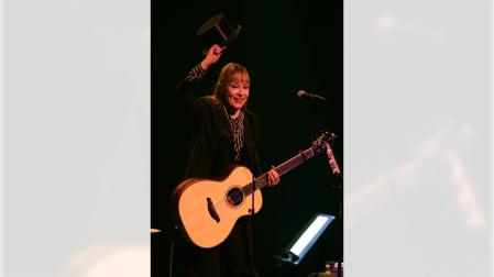 Suzanne Vega saluda al público del Teatro Gayarre