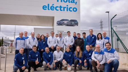 El presidente de Volkswagen Navarra, Michael Hobusch, y miembros del Comité Ejecutivo, junto a parte del equipo de representantes que el área de Medio Ambiente tiene en todos los departamentos de Volkswagen Navarra