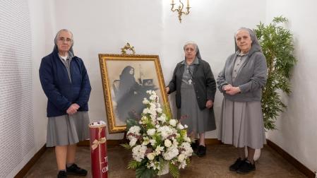 De izda a dcha: Adoración de Corta Moral (superiora), Concha Notario Ruiz y Antonia Maldonado Martín, en la alcoba en la que nació Santa Vicenta María López y Vicuña, en Cascante.