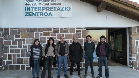 Miembros de la corporación de Etxalar, junto al nuevo centro.