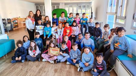 Imagen de los alumnos de 2º de Primaria del colegio público Griseras de Tudela que han participado en el proyecto de la Bajada del Ángel