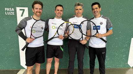 las parejas de Cinfa y Pevi posan antes de la final de frontenis