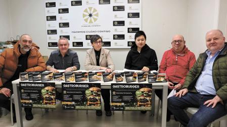 Representantes de la asociación y algunos de los hosteleros participantes en la presentación