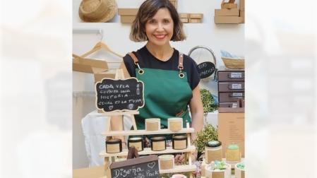 Roxana Oio Vázquez, la impulsora de esta esta iniciativa artesanal y vegana, en su comercio