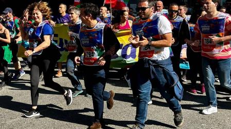 Los consejeros Ana Ollo y Mikel Irujo y, entre ellos, atrás, el responsable de Euskarabidea, Javier Arakama, junto a otros cargos de sus departamentos, en la korrika el pasado 22 de marzo, a su paso por Pamplona