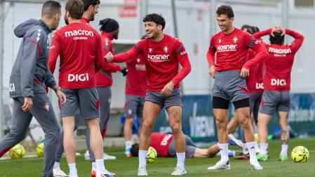 Iker Benito recibe el saludo de Alejandro Catena en un día especial para él por su regreso al grupo. En la rodilla derecha, se ve la cicatriz de la operación