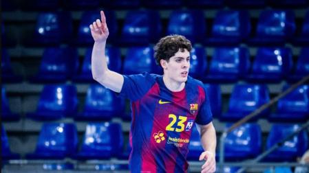 Adrián Sola Basterra, jugador navarro del Barça, celebrando uno de sus tantos en la Liga Asobal