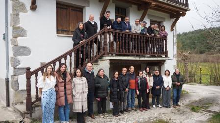 Representantes del Gobierno, del Parlamento y de las entidades locales, junto a personal técnico y de Cederna, este martes en Erro