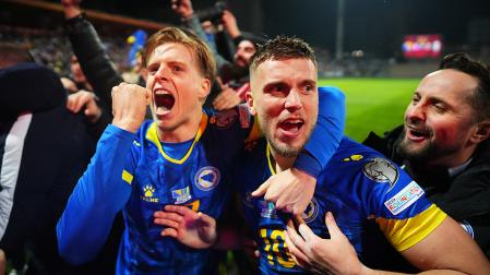 Euforia en los jugadores de Bosnia Herzegovina tras eliminar a Italia en los penaltis y meterse en el Mundial 2026