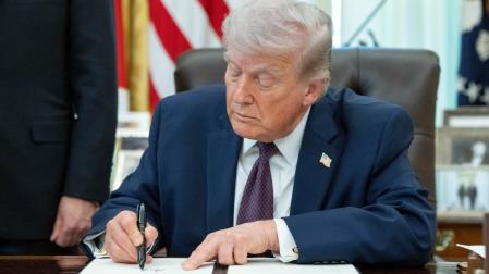 Donald Trump firma la orden para limitar el voto por correo