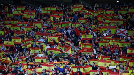 Aficionados españoles durante el partido amistoso que las selecciones de España y Egipto disputaron en el RCDE Stadium de Cornellá-El Prat