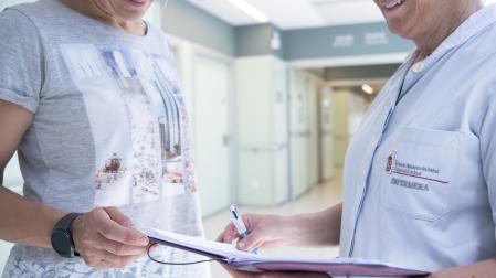 Una enfermera, atendiendo a un paciente