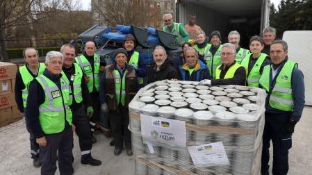 Voluntarios y voluntarias de Ayuda Contenedores durante la carga de ayuda humanitaria con destino al Líbano.
