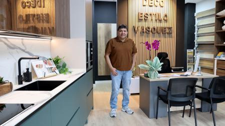 Carlos Vasquez Alban, en su carpintería