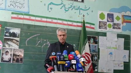 El portavoz de Exteriores de Irán, Esmaeil Baqaei, en una rueda de prensa, celebrada en una escuela bombardeada de Teherán