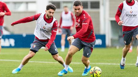 Raúl Moro y Javi Galán pelean por el esférico durante el entrenamiento de este miércoles en Tajonar