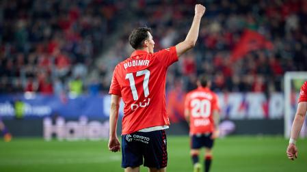 Budimir levanta el puño después de marcar su gol número 14 esta temporada.