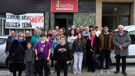 Foto de familia de las personas asistentes ayer a la inauguración de la nueva temporada del albergue de Anfas en Estella