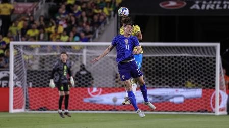 Ante Budimir salta con el brasileño Léo Pereira en el segundo amistoso de Orlando