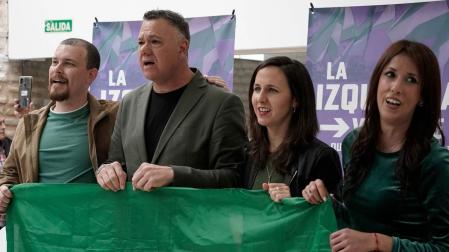 El candidato a la presidencia de la Junta de Andalucía, Juan Antonio Delgado, y la diputada y secretaria general de Podemos, Ione Belarra, en un acto en Sevilla