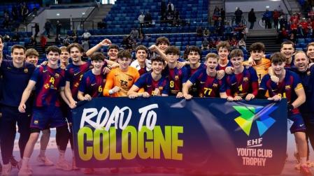 La plantilla juvenil del Barça, con Adrián Sola en el centro, tras conseguir su clasificación para la Final a 4 del EHF Youth Club Trophy