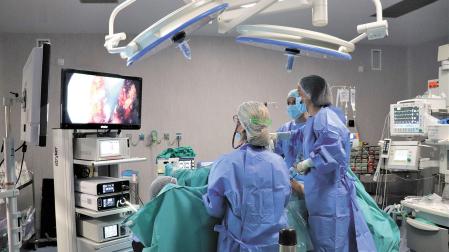 Profesionales en un quirófano durante una intervención quirúrgica