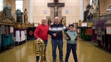 Agustín, Jarein y Oier Ocaña, en el oratorio de la Hermandad de la Pasión, tras uno de los ensayos de la banda.
