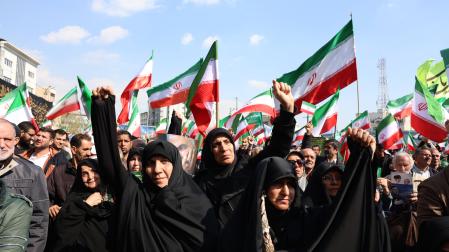 Ciudadanos iraníes asisten al funeral de Alireza Tangsiri, comandante de la armada de la Guardia Revolucionaria Iraní