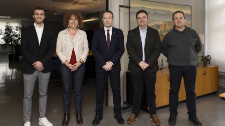 Parte de los asistentes al acto de firma, junto al rector. De izda. a dcha., Daniel Eugui (DELSO); Inmaculada Farran, profesora de la UPNA y directora de la Cátedra; Ramón Gonzalo, rector de la UPNA; Santiago Cenoz (DELSO); y el profesor de la UPNA Luis Arregui