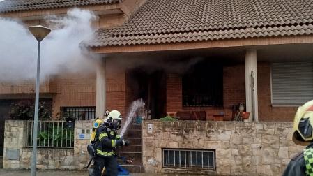 Bomberos, durante las labores de extinción del incendio