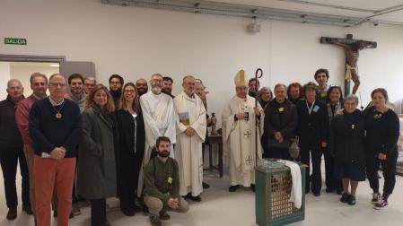 Monseñor Florencio Roselló, en la capilla de la prisión, acompañado del capellán, Javier Arbilla, el diácono permanente, Fernando Aranaz, y un nutrido grupo de voluntarios/as de Pastoral Penitenciaria, tras la celebración de este Jueves Santo