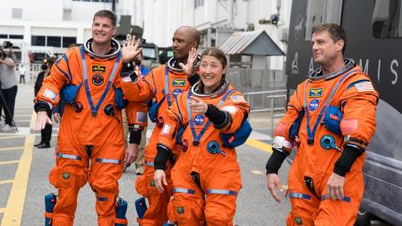 Los astronautas de la misión 'Artemis II', dirigiéndose a la plataforma de lanzamiento este pasado 1 de abril