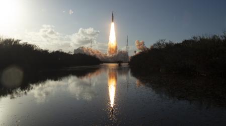 Despegue del cohete que transportó la cápsula Orion para la misión Artemis II en el Centro Espacial Kennedy en Titusville (Florida