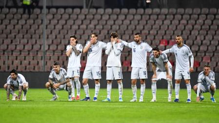 Los jugadores de la selección italiana durante la tanda de penaltis contra Bosnia que les dejó fuera del Mundial