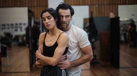 Lucía Chocarro (Émilie) y el actor Aidan Turner (vizconde de Valmont), durante un ensayo de la obra, que mezcla teatro y coreografía.