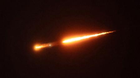 Estelas de proyectiles cruzan el cielo sobre Jerusalén mientras las sirenas alertan sobre la llegada de misiles balísticos lanzados desde Irán