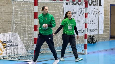 Olaia Luzuriaga y Patricia Encinas, este pasado miércoles 1 de abril antes del duelo frente al Cicar Lanzarote en la Liga Guerreras