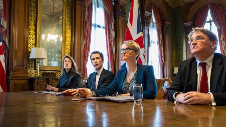 La ministra británica de Exteriores, Yvette Cooper (2-d), preside este jueves una reunión virtual con 35 países para analizar medidas que permitan reabrir el estrecho de Ormuz